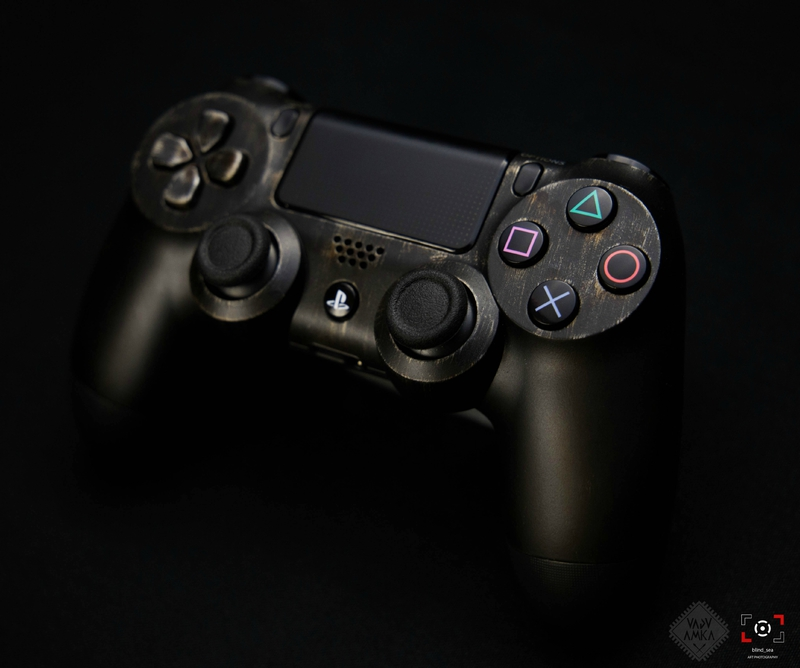 Illustration for article titled Custom Dark Souls 3 PS4 Was Crafted Using Wood and Metal